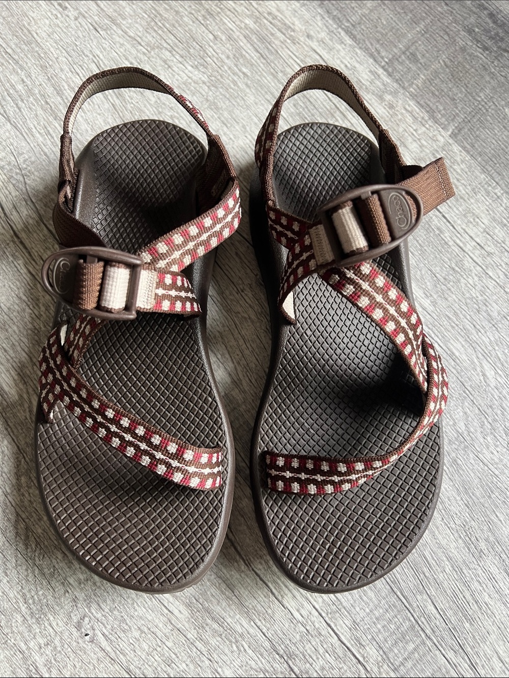 Chaco Z2 Classic Burgundy Red Cream Dotted Strappy Athletic Hiking Sandals